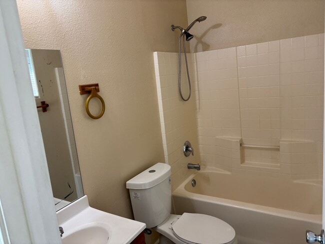 Building Photo - Cozy 2 Bed, 2 Bath Home