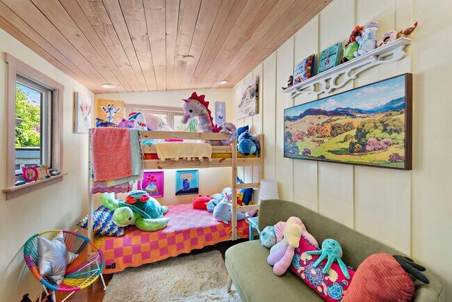 Building Photo - Ever dreamed of living under the sea?!
