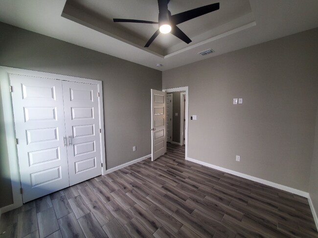 Building Photo - 1305 E Iris Ave