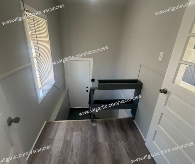 Building Photo - FOR RENT — SPACIOUS 3 BED / 1.5 BATH HOME