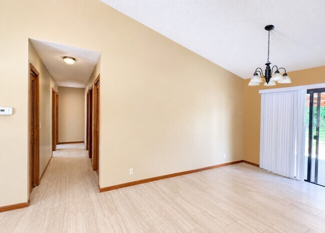 Building Photo - 603 Plantation Village Dr