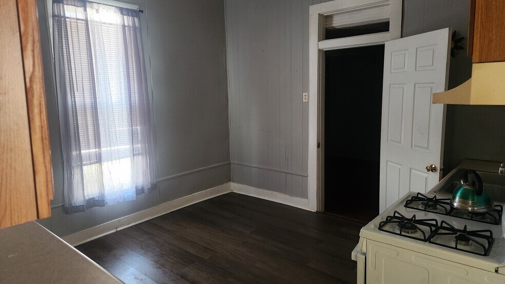 Building Photo - 105 Cedar St