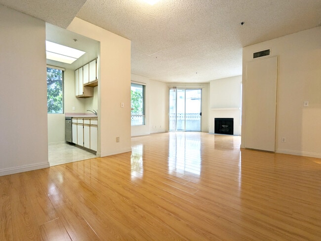 Building Photo - 553 S St Andrews Pl
