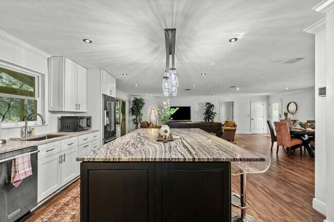 Building Photo - 2821 NW 4th Ln