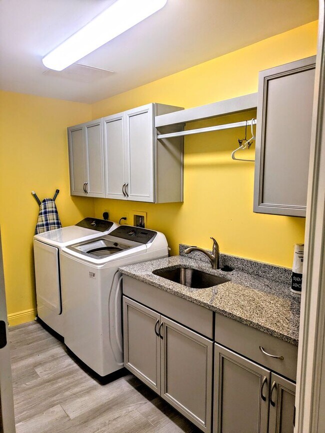 Building Photo - Annual Turnkey 3/3 penthouse on waterfront...