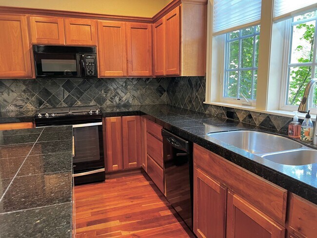 Building Photo - Century Drive Retreat Home - Minutes to Mt...