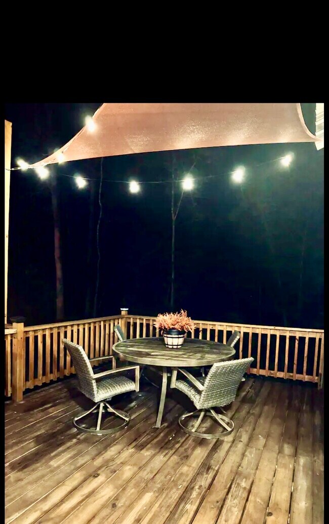 Building Photo - 373 Saddle Surrey Rd