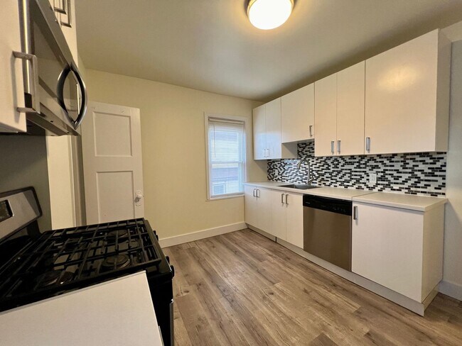 Building Photo - 3 / 4 Bedroom , 2 full Baths Apartment in ...
