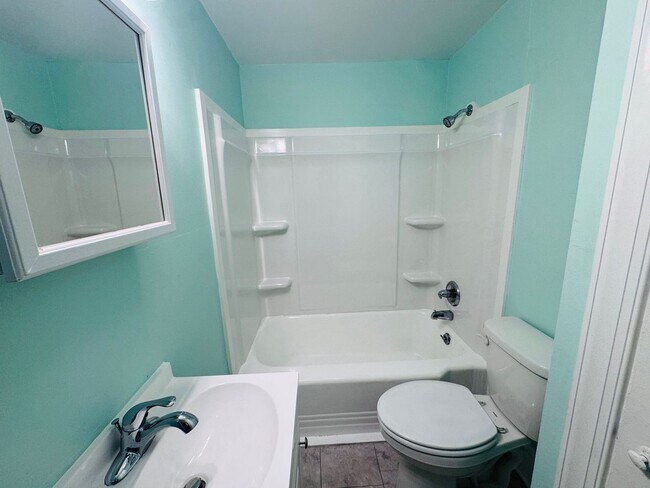 Building Photo - Central AVL - 1/1 Updated Apartment Ready Now!