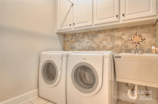 Building Photo - 1222 Weddington Hills Dr