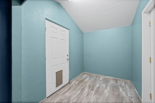 Building Photo - Kennydale Rambler with parking- Close to Lake Washington