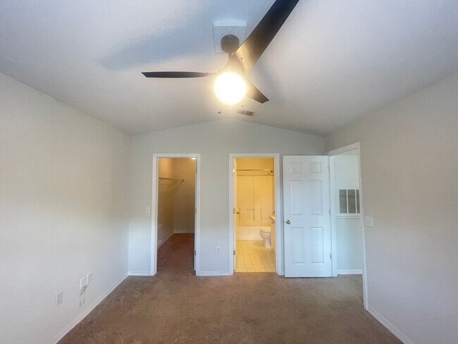 Building Photo - 1 Bedroom / 1 Bath Condo in Gated Communit...