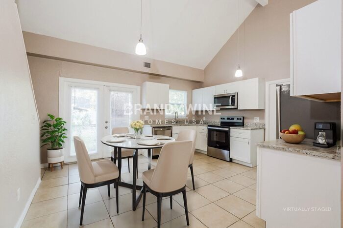 Building Photo - 700 E 7th St