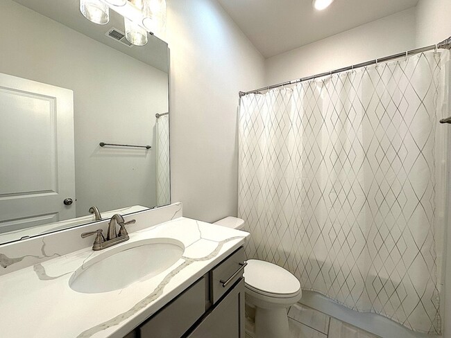 Building Photo - SPACIOUS TOWNHOME