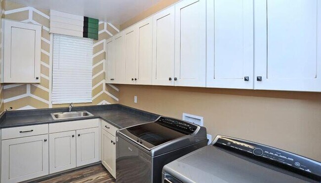Building Photo - Stunning Executive Home (former model) in ...