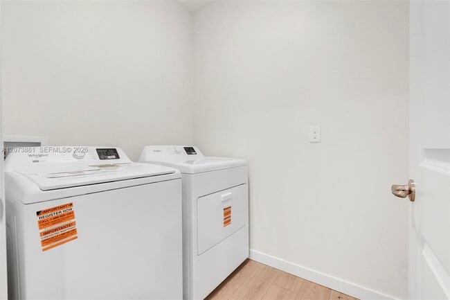 Building Photo - 9082 Venetian Sq