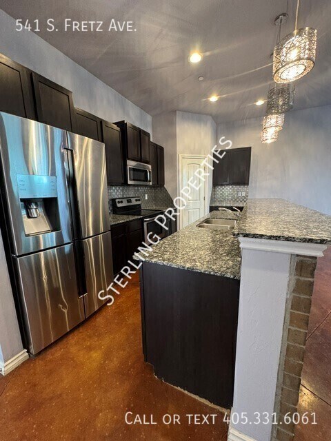 Building Photo - 541 S Fretz Ave