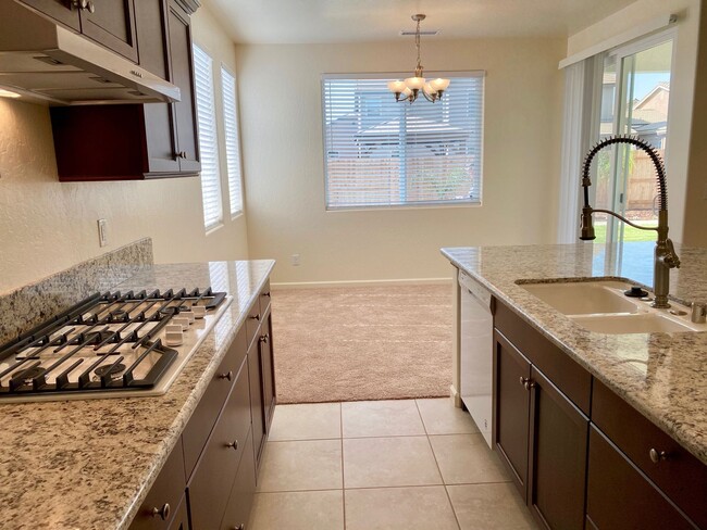 Building Photo - $2,295 Bullard & Leonard, Charming 3 Bedroom - La Canada Ave, Clovis