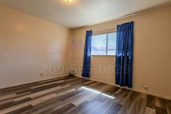 Building Photo - 302 Lovell Way