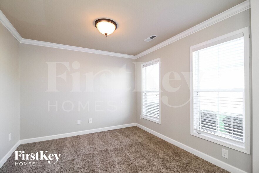 Building Photo - 1686 Crestlawn Tl