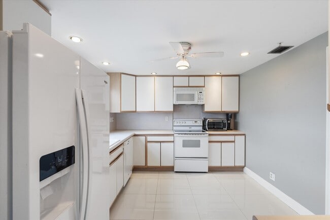 Building Photo - 3300 S Ocean Blvd