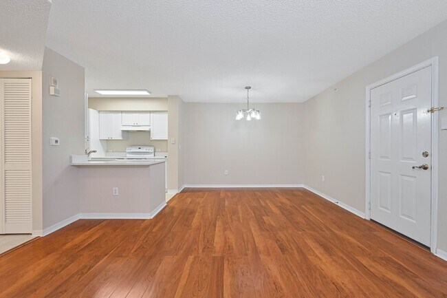 Building Photo - NOW AVAILABLE - Updated 1st Floor Condo in Bonita!