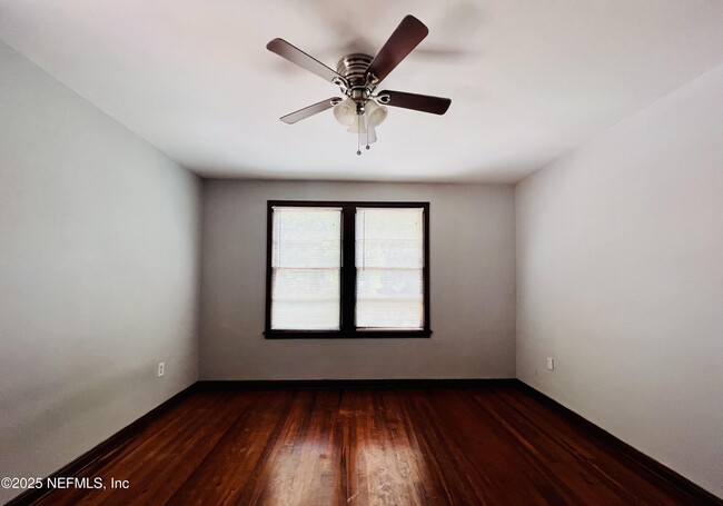 Building Photo - 2569 Myra St