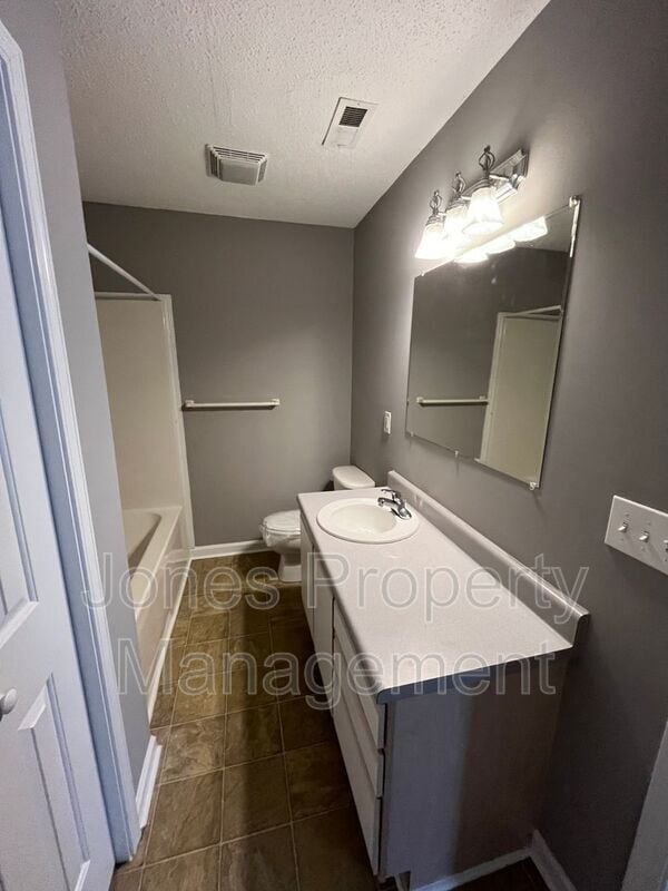 Building Photo - 804 Pine St