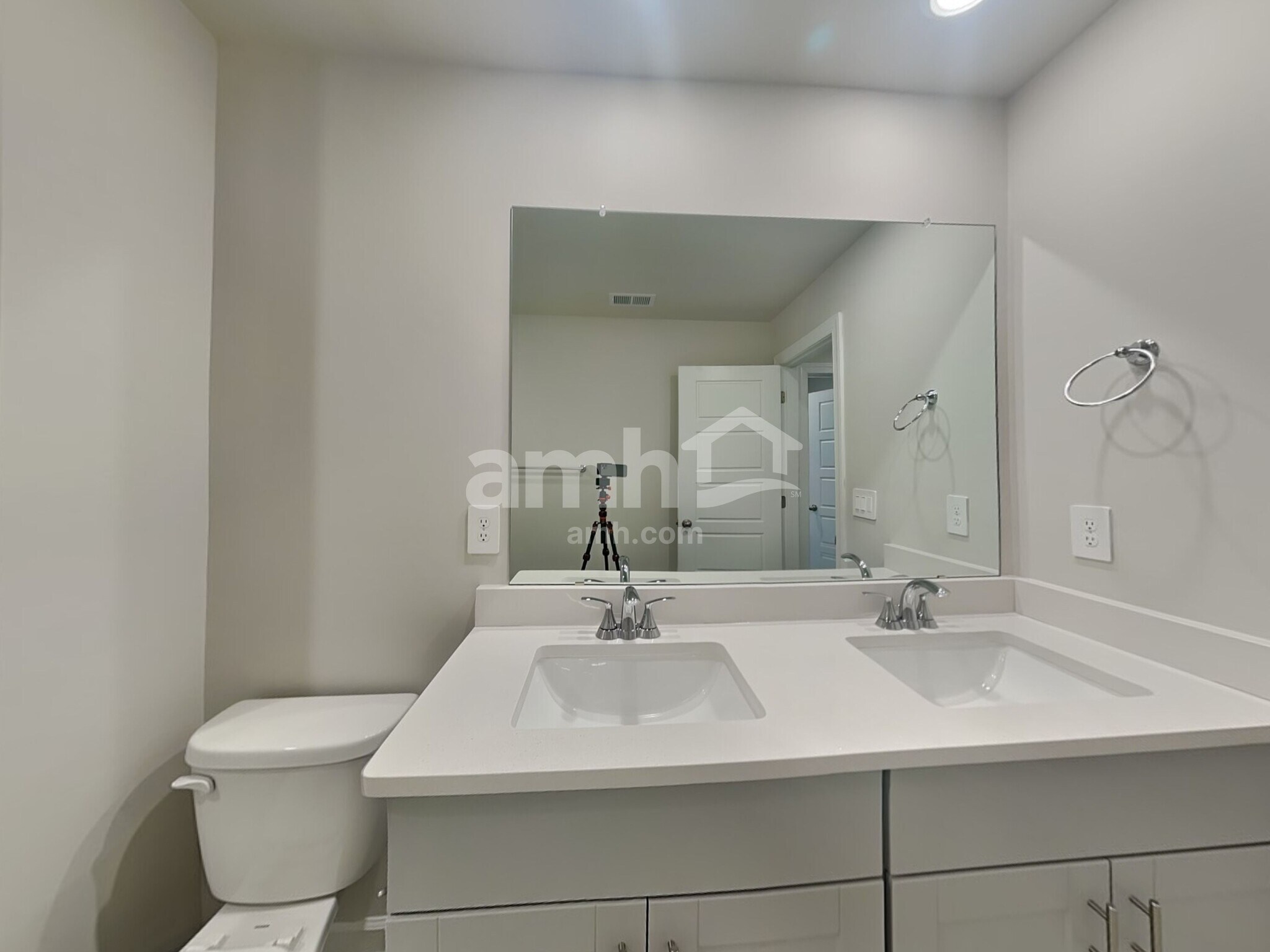 Building Photo - 754 Treeline Rd