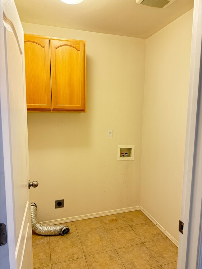 Building Photo - 626 Britton Ln