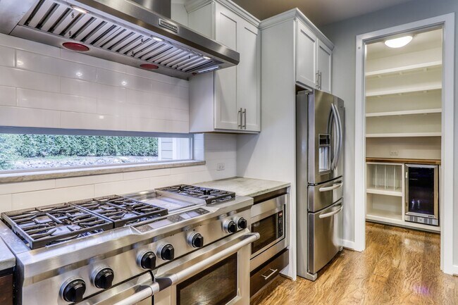 Building Photo - Gorgeous Large Home