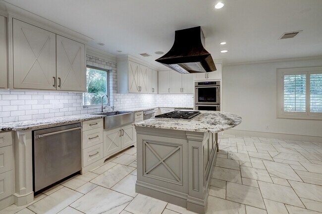 Building Photo - 14123 Carolcrest Cir