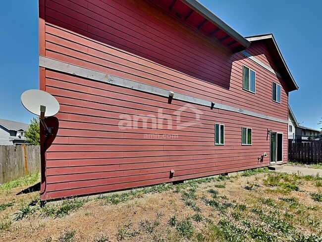 Building Photo - 556 SE Jack Ave