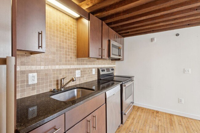 Building Photo - Newly Renovated Condo Center City