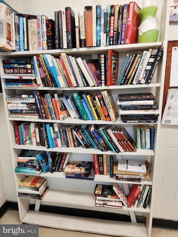 Building Photo - 3535 Chevy Chase Lake Dr