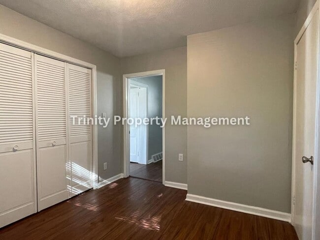 Building Photo - 309 Hedge St