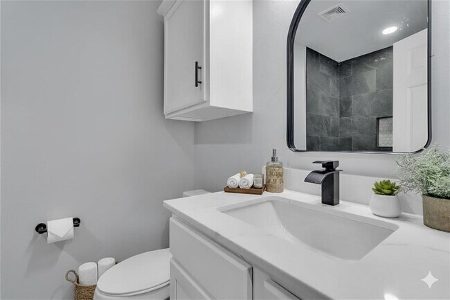 Building Photo - 544 N Elm Ave