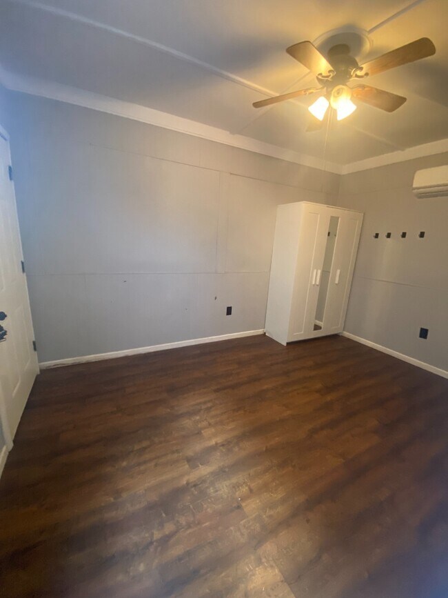 Building Photo - 5049 Lindenwood Ave