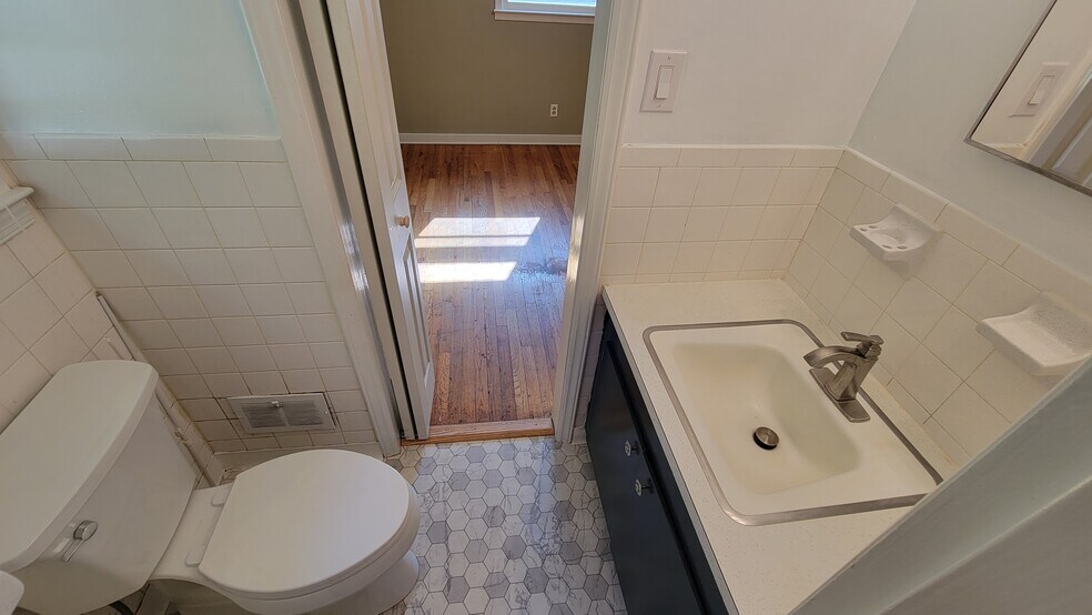 Restroom - 4208 Greenhaven Ln