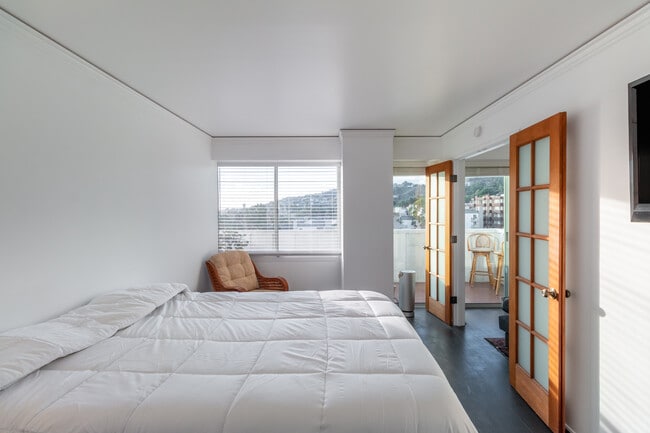 Building Photo - 7135 Hollywood Blvd