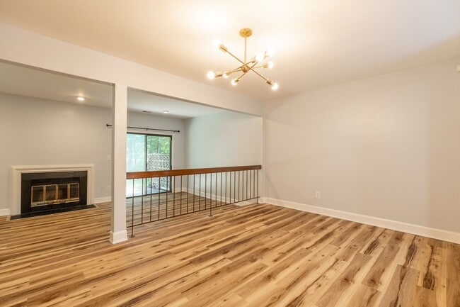 Building Photo - 3 bed 2.5 bath