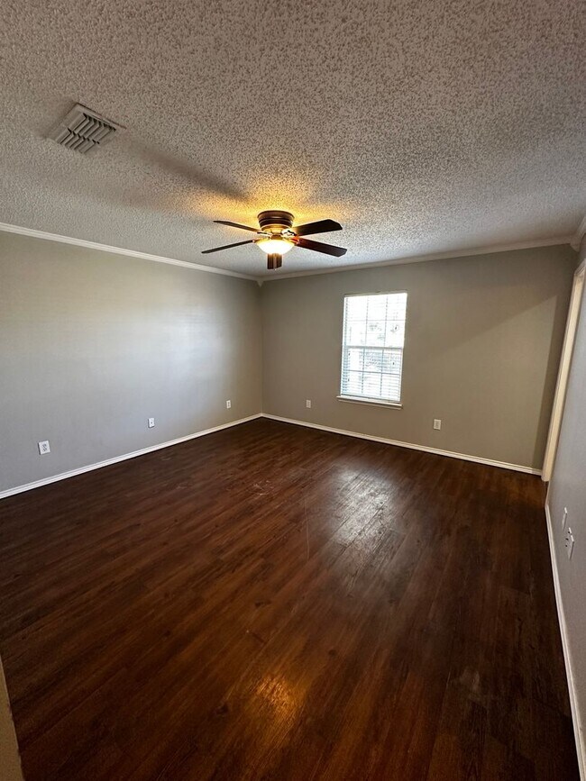 Building Photo - Fantastic House Available June 6th in Fren...