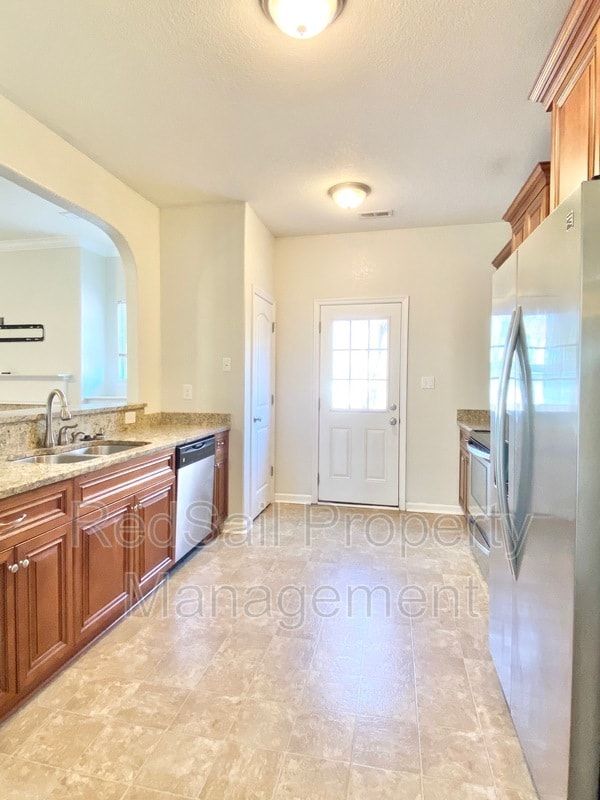 Building Photo - 717 Dissdale Ln