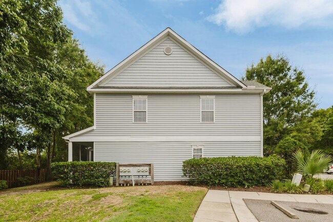 Building Photo - 1698 Low Country Pl
