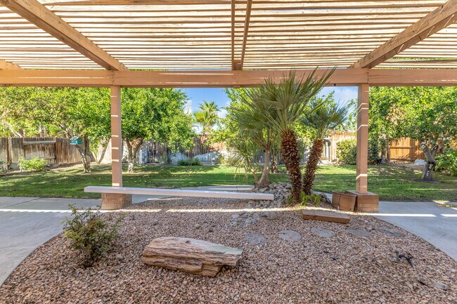 Building Photo - 44295 Las Vistas Dr