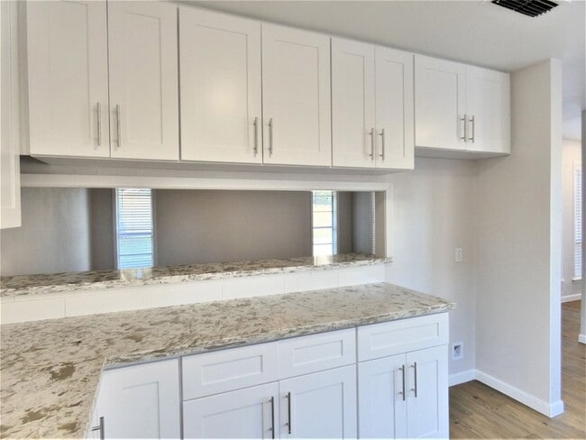 Building Photo - 604 Golfview Dr