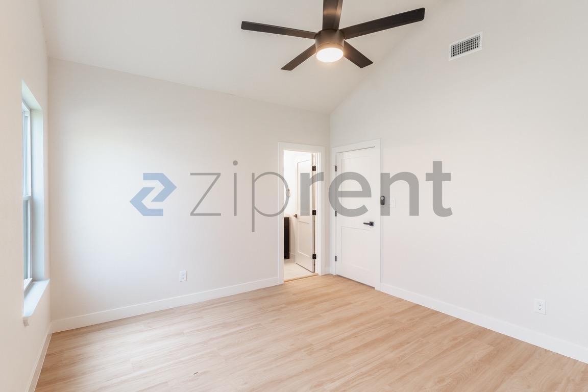 Building Photo - Unit A