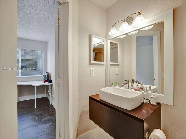 Building Photo - 457 Vista Isles Dr