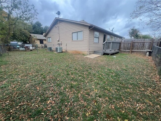 Building Photo - 807 Lloyd Ln