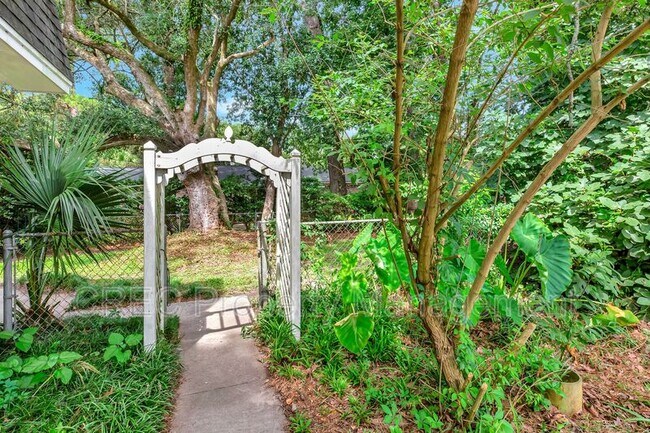 Building Photo - 2327 W Palmer Dr